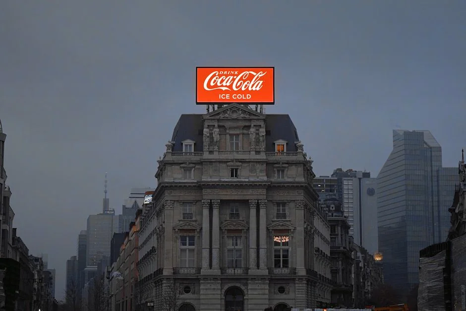our-story Un ordinateur portable Lenovo affichant la connexion Facebook à côté d'une plante de lavande en intérieur.